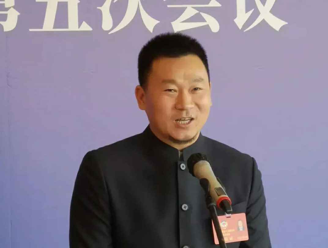 202204221343.jpg 为进一步展示市政协团结、民主、开放、自信的形象,向市民和网友展示政协委员的履职风采,中山市政协十二届五次会议在2月4日上午开幕前开设“委员通道”,市政协委员、厦门皓轩职业技能培训有限公司公司总经理陈朝阳走进“委员通道”,回应社会关切的问题。他就如何做好城市应急管理规划的问题进行发言,并回答记者提问。.jpg